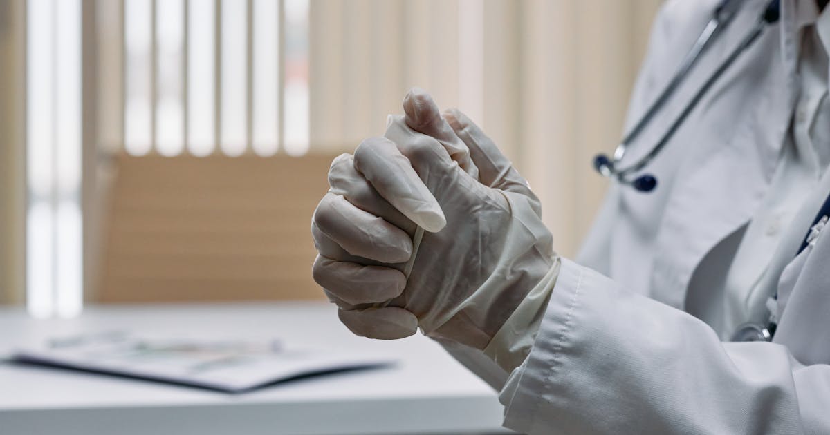 The Seller Who Ships 500 Orders/Day From a Spare Bedroom. His Entire Process Takes 2 Hours.